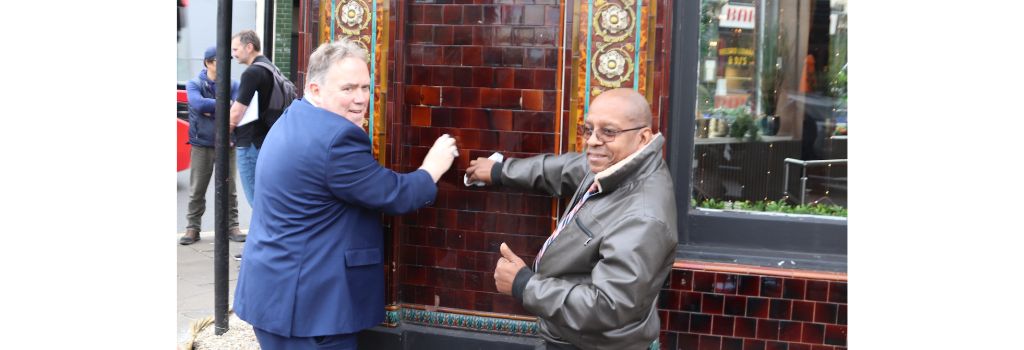 Executive Mayor Jason Perry at Crystal Palace blitz cleaning the exterior of a bar with a trader